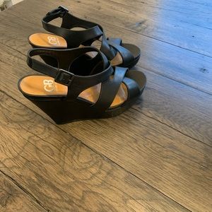 Gianni Bini black size 8 wedge